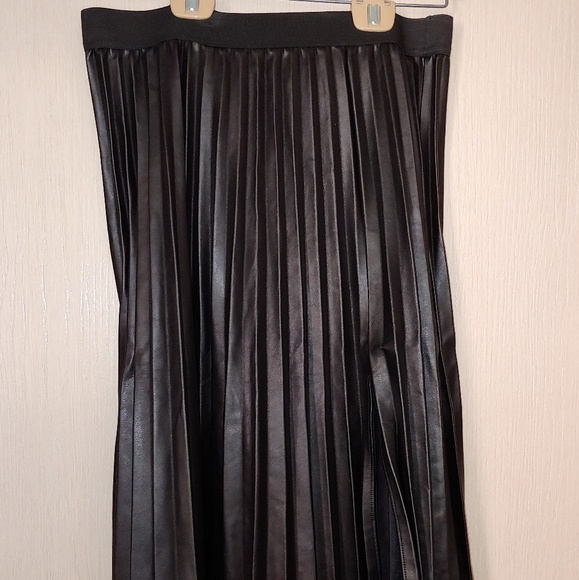 New York & Company Dresses & Skirts - Sexy pleated skirt👌👌👌 new without tag New York & Company Dresses & Skirts - Sexy pleated skirt👌👌👌 new without tag